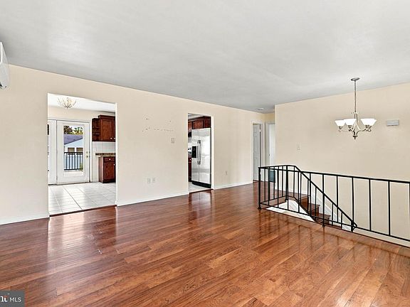 3rd image of 111 Tanglewood Ln