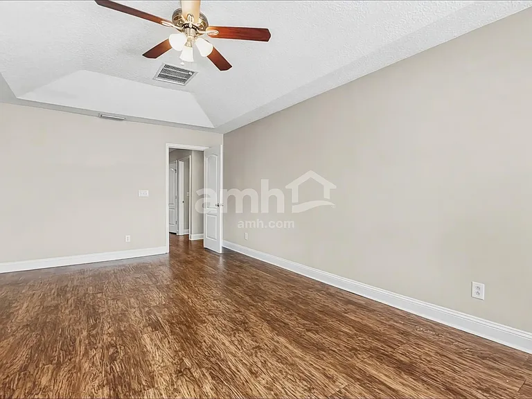 2320 Brian Lakes Dr E — Photo 9