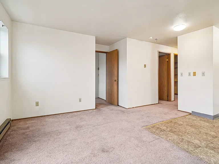 Adams Court Apartments — Photo 77