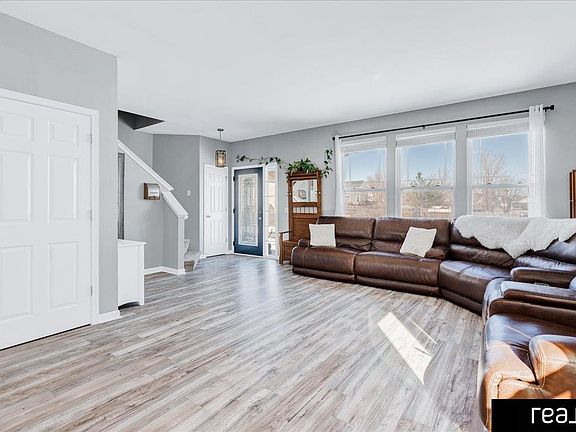 3rd image of 813 Stony Point Dr