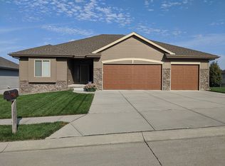 1015 Jacqueline Dr, Papillion, NE 68046