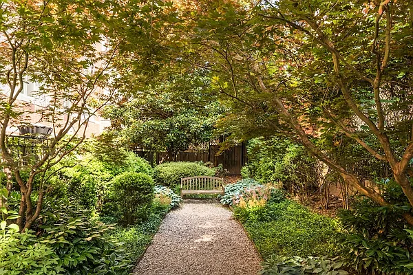 Rented by Lisa Management | media 10