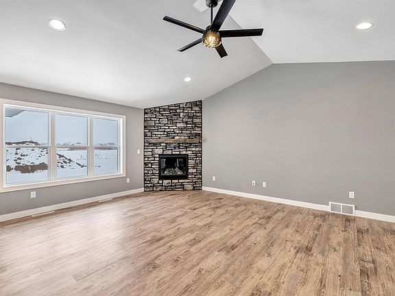 4th image of 2403 Riddle Ct