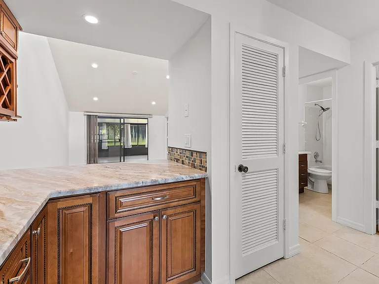 1431 SE Berwick Ct — Photo 4