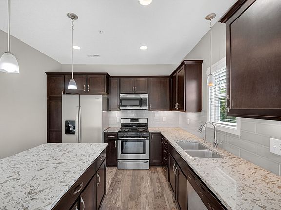 5th image of 3114 SE Glenstone Dr