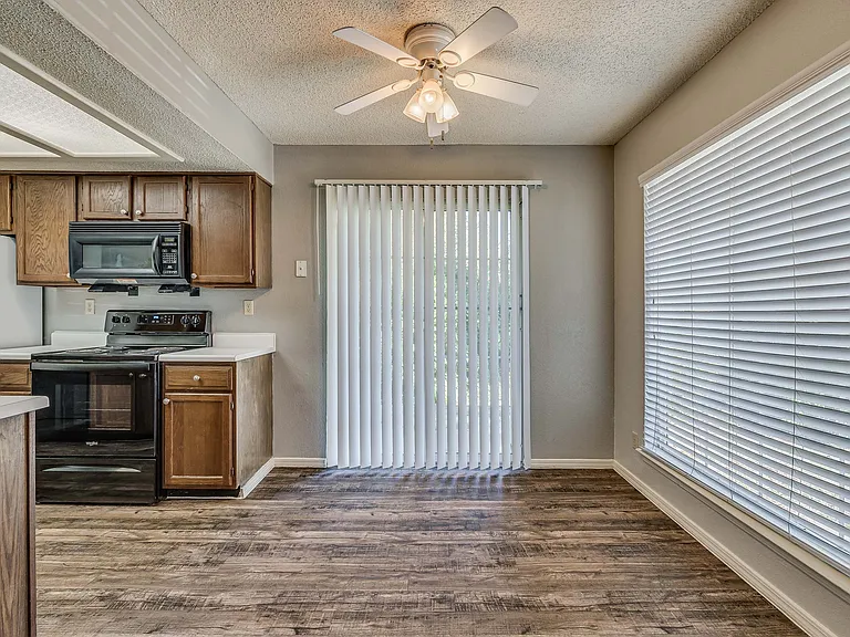 Lexington Commons - Renovated Dining Room
