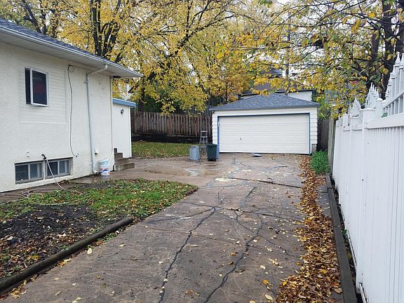 driveway front of detached garage