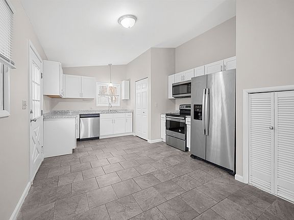 4th image of 61 Madison Ave