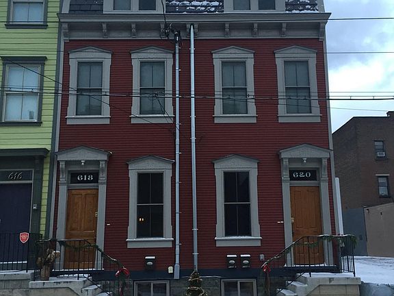 entry is the door on the right. apartment on the 3rd floor,
