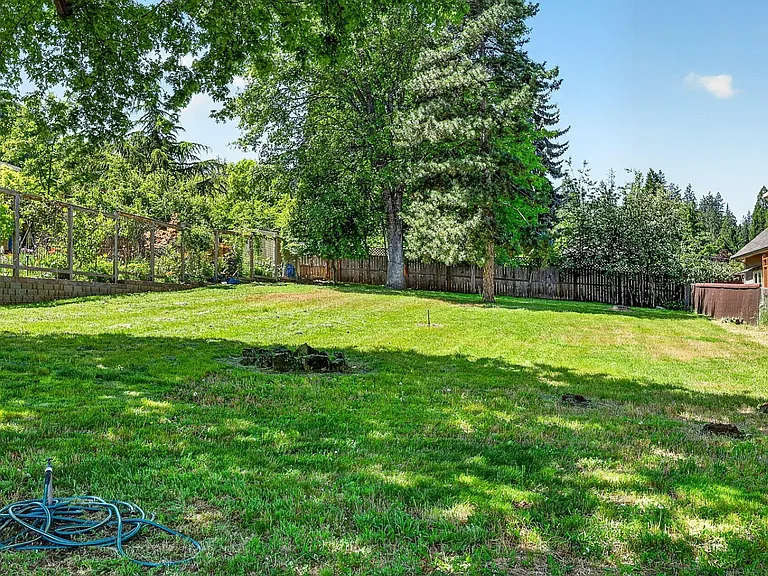 755 Walker Ave — Photo 2