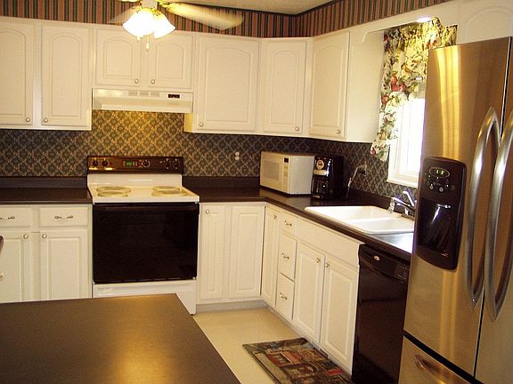 Lg Newer Kitchen w/Bar Seating