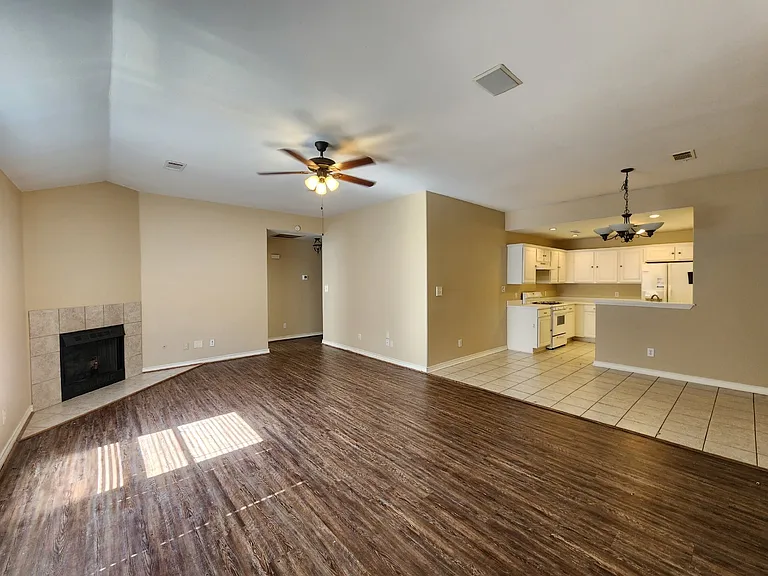 18203 Beaverdell Dr — Photo 2