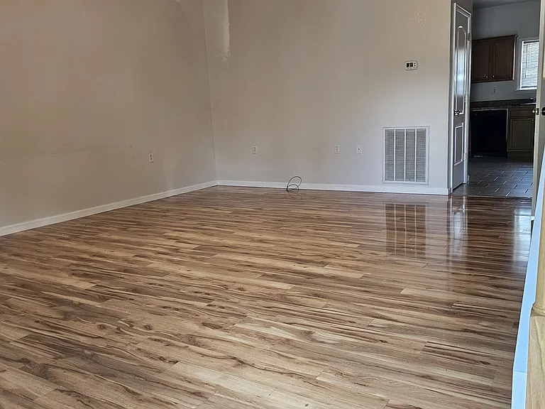 102 Frances Ct — Photo 2