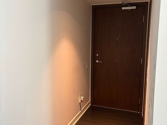 3rd image of 19 Bathurst St #1616