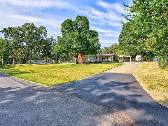 3rd image of 10 Oakwood Dr