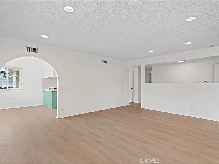1019 E Walnut Ave — Photo 8