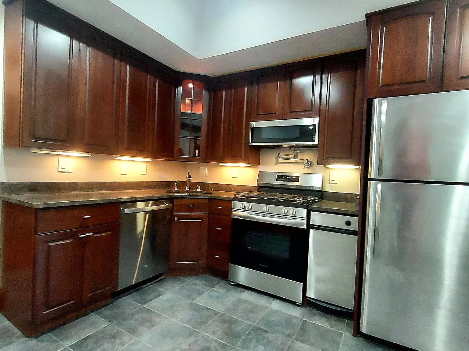 3 bed, 1350 sqft, $4,500 — Photo 3
