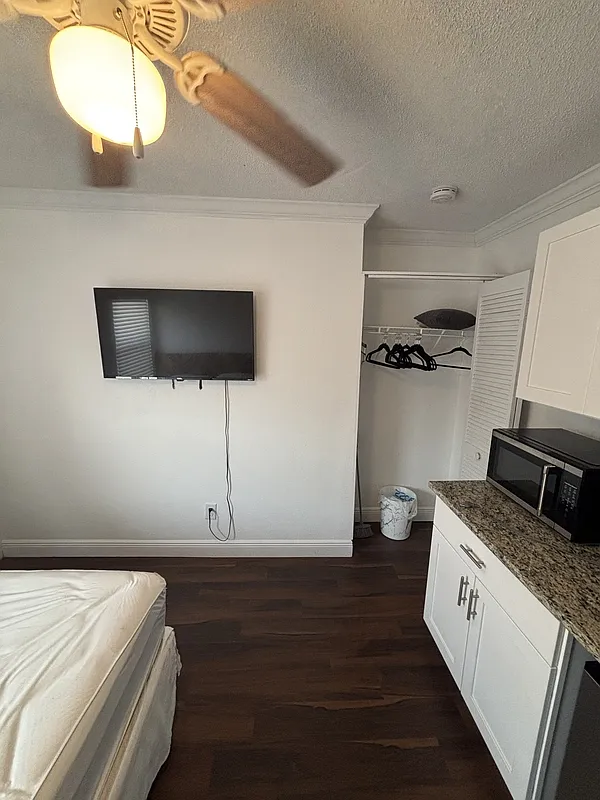 Studio, 1.0 bath, 145 sqft, $800 — Photo 4