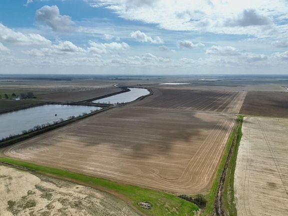 5th image of 915 Stroh Rd