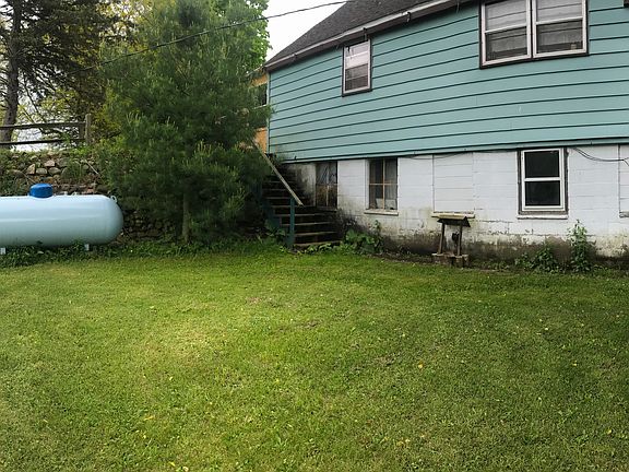 Right side of the house/yard