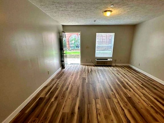 3rd image of 507 S Poplar St