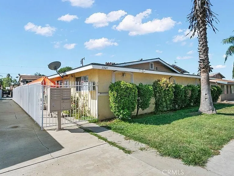 22827 Bay Ave — Photo 1
