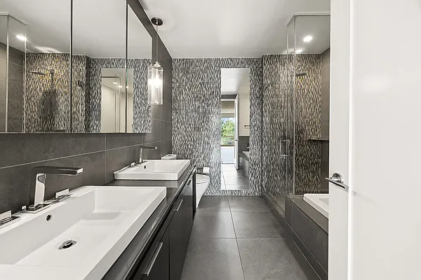 Bathroom, photo 1