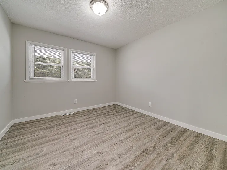 112 Liverpool Dr SE — Photo 22
