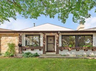 27 Elmwood Sq, Indian Head Park, IL 60525