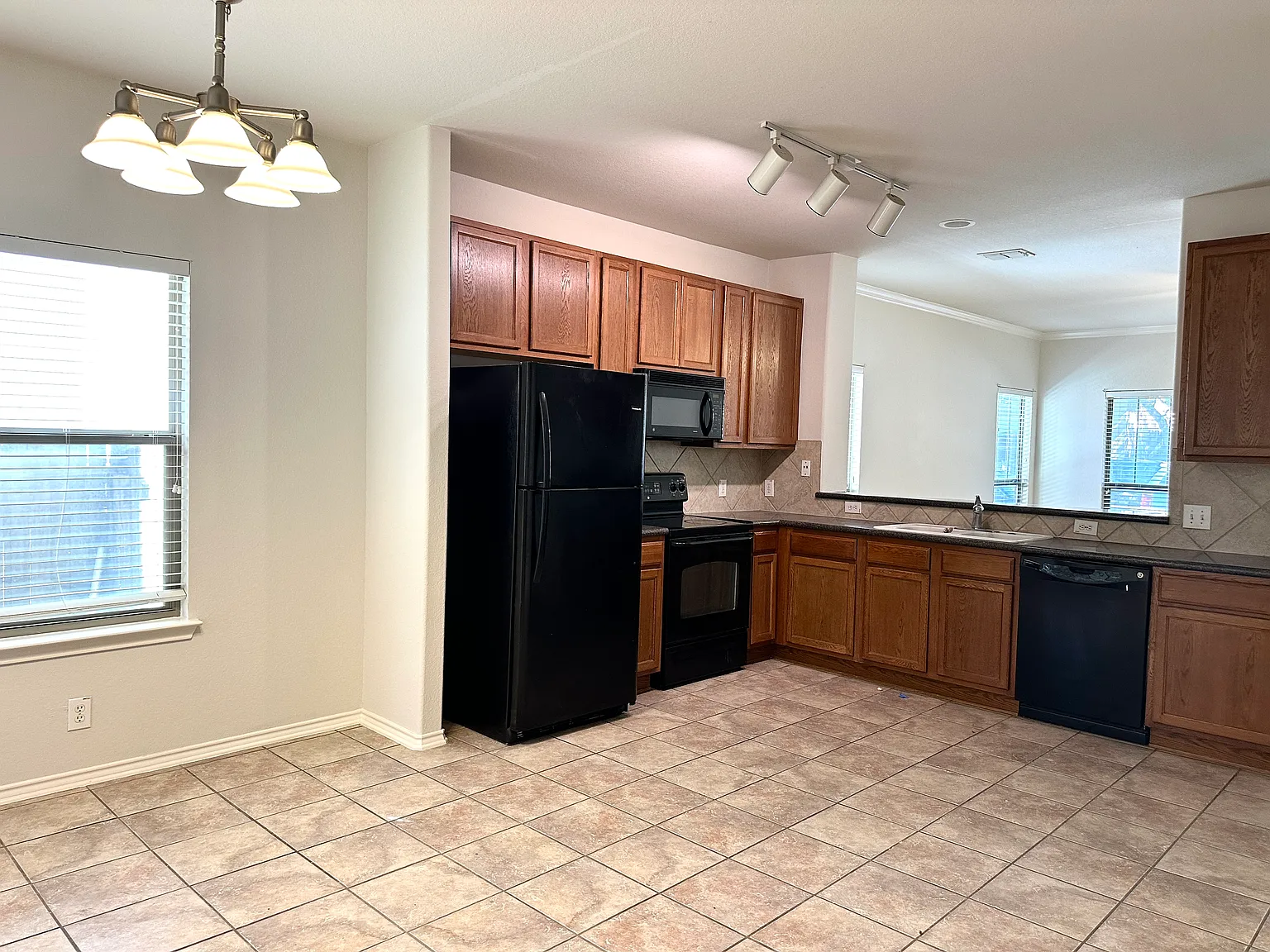 3 bed, 1363 sqft, $1,650 — Photo 4
