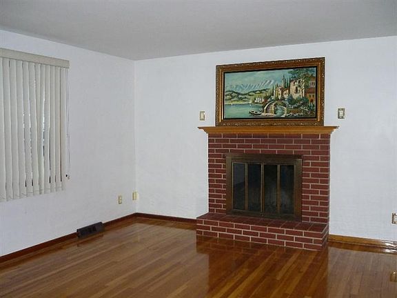 3rd image of 691 Crestview Ave