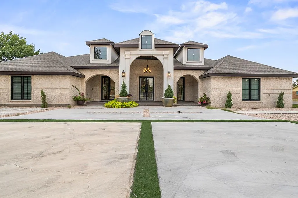 7 bed, 8.0 bath, 6183 sqft, $25,000 — Photo 1