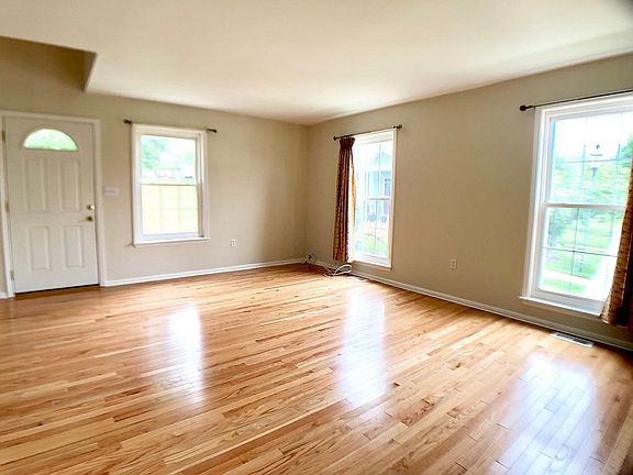4th image of 37 Delikat Ln