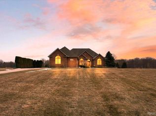 5585 Leah Ln, Almont, MI 48003