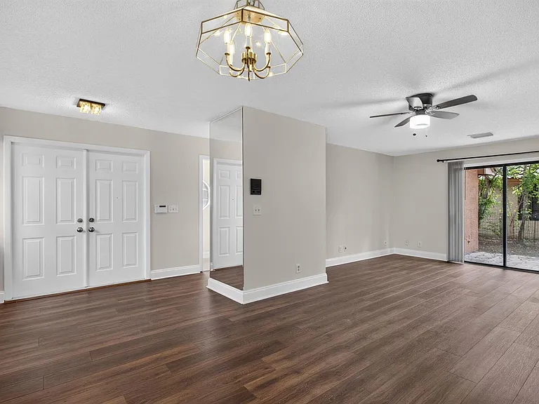 587 NW 38th Ave — Photo 10