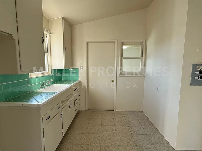 10513 Venita St — Photo 4