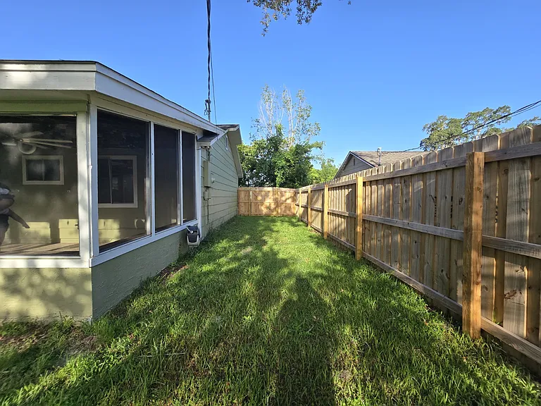 1545 Maxwell Ln — Photo 22
