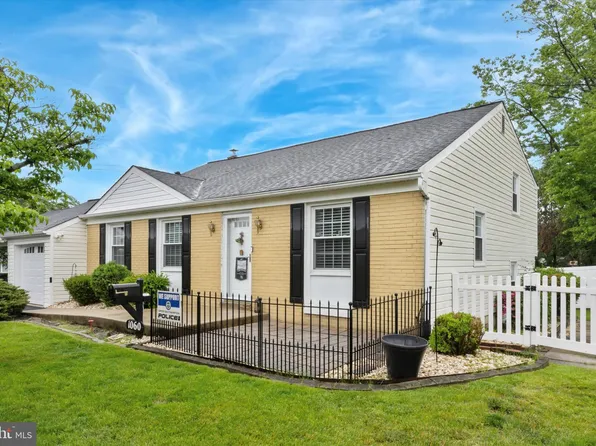 1060 Woodbourne Dr, Southampton, PA 18966