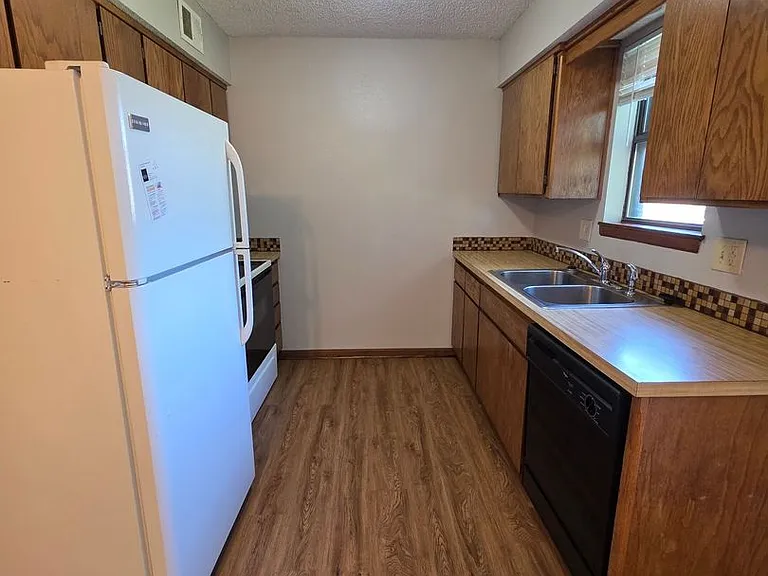 18904 Manor Dr — Photo 5