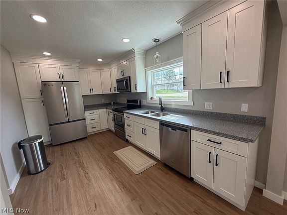 4th image of 17 Grandview Rd