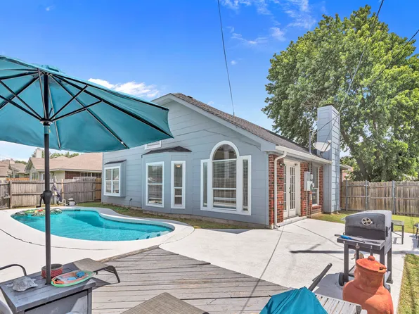 6022 Maple Leaf Dr, Arlington, TX 76017