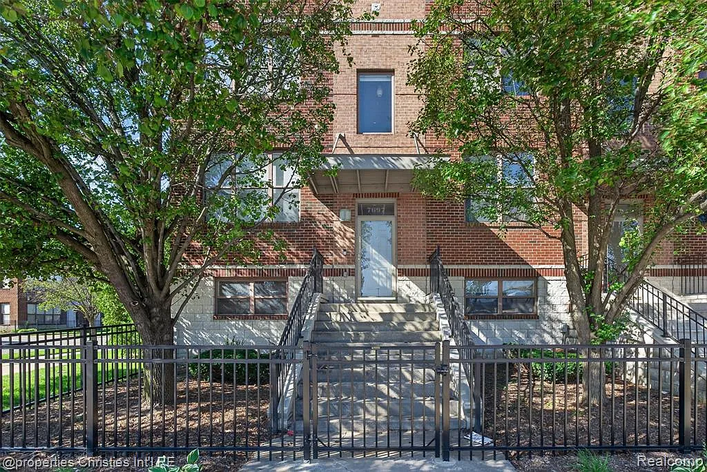 3 bed, 2.5 bath, 1469 sqft, $2,500 — Photo 1