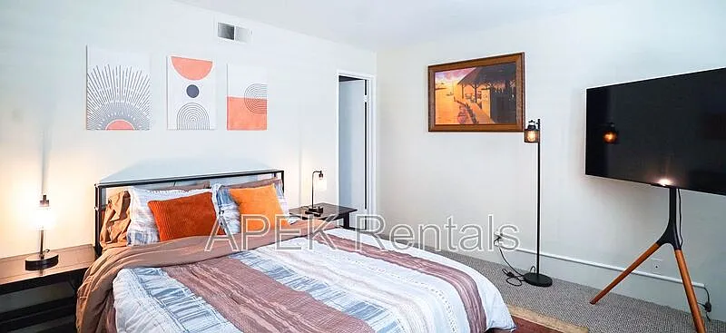 Building Photo - 5301 E Waverly Dr #124
