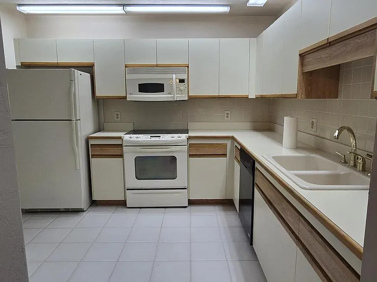 816 Greenwood Manor Cir #10 — Photo 14