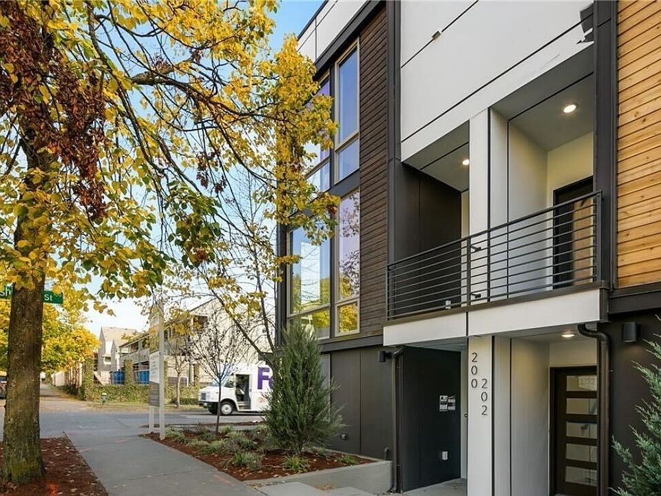 Modern and inviting townhouse in Central District, ~10 minute drive to Seattle Downtown