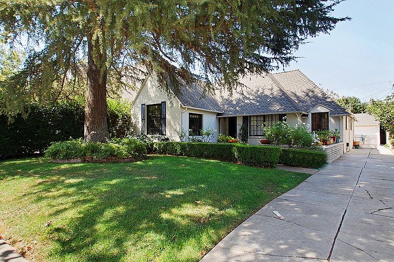 1st image of 407 S Citrus Ave