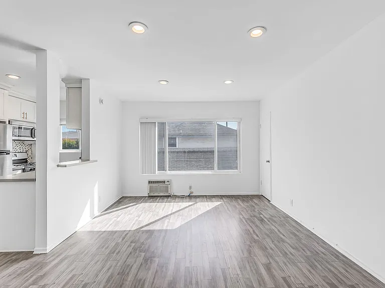 1016 Wilcox Ave — Photo 2