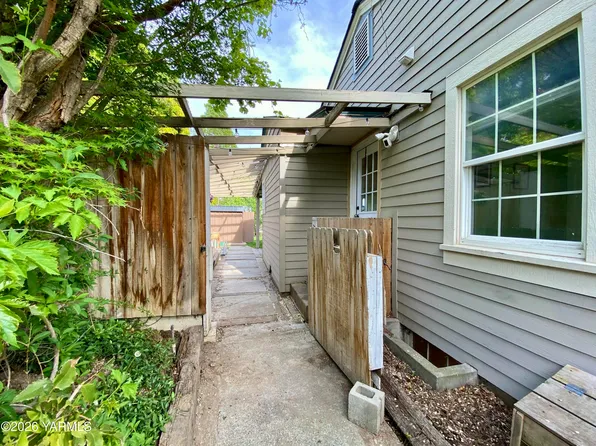 311 N 4th St, Selah, WA 98942