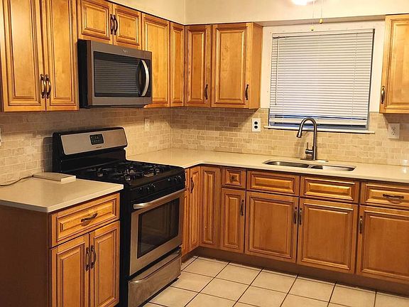 4th image of 444 Sassafras St
