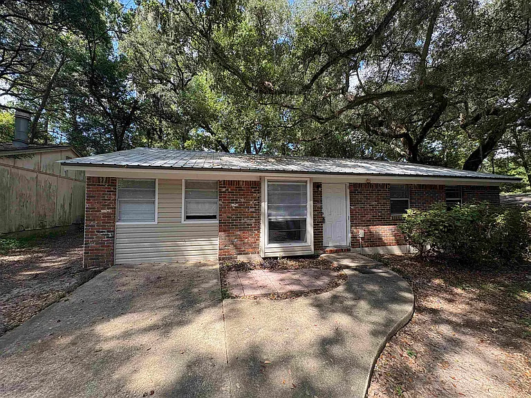 2922 Oakwood Dr — Photo 3